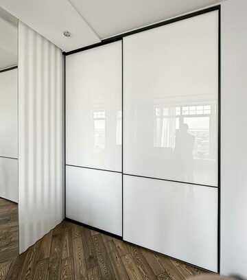 На рисунке изображен шкаф-купе с белыми глянцевыми дверьми