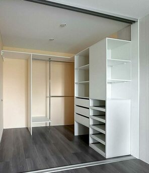 Угловая гардеробная На рисунке изображена г-образная гардеробная в белом цвете