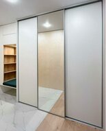 Встроенный шкаф-купе в прихожей