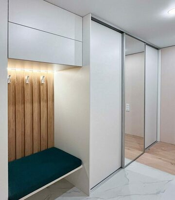 Встроенный шкаф-купе в прихожей