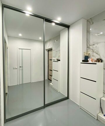 На рисунке изображен встроенный шкаф-купе с зеркальными дверьми