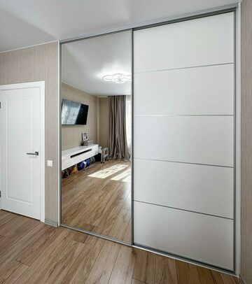На рисунке изображен встроенный шкаф-купе: одна дверь из зеркала, другая белая
