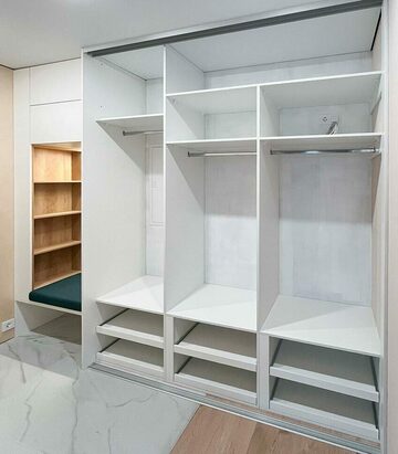 Встроенный шкаф-купе в прихожей