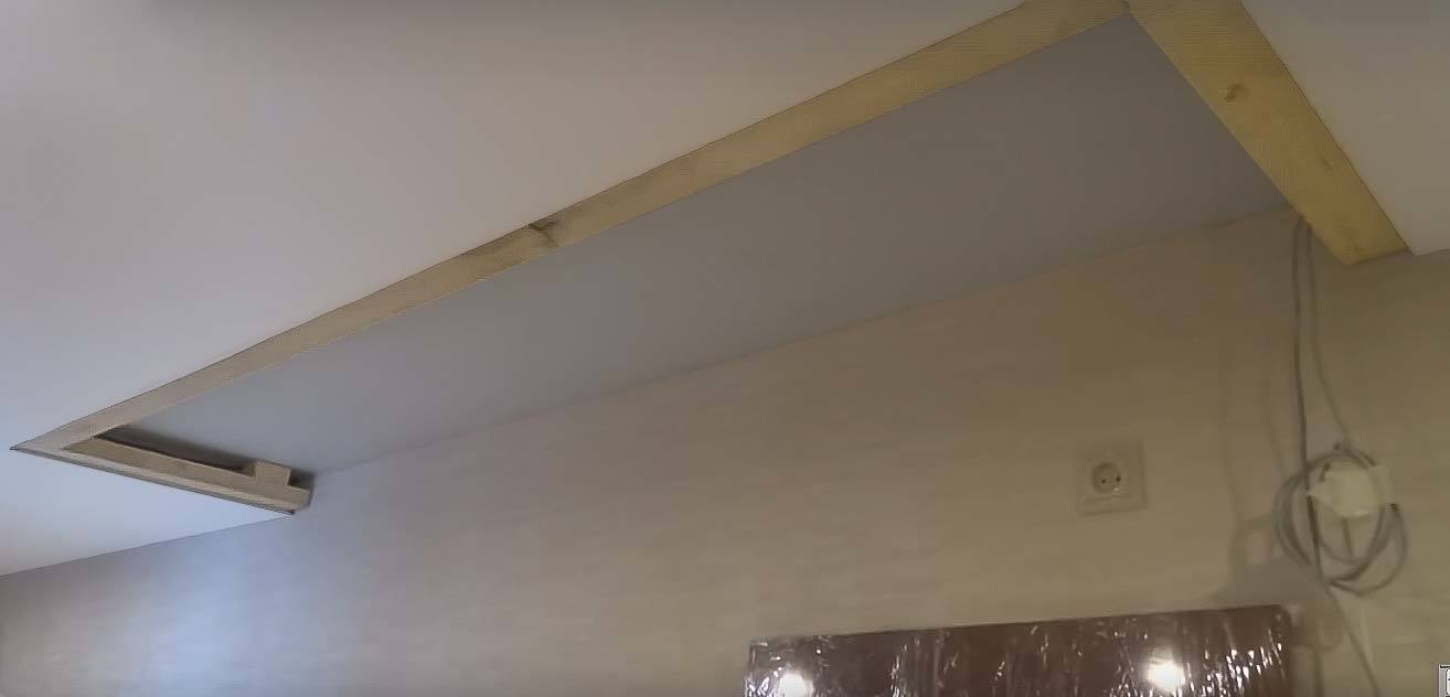 Встроенный шкаф до потолка и натяжной потолок